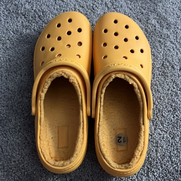 Orange Fuzzy Crocs Size 12 Mens - Picture 4 of 4